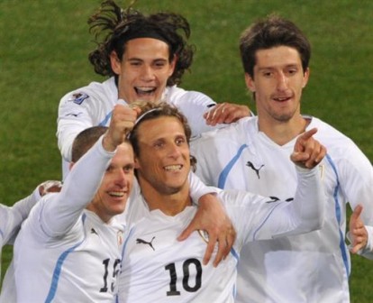 Uruguay's striker Diego Forlan (C) celebrates with teammates after scoring a penalty during their Group A first round 2010 World Cup football match on June 16, 2010 at Loftus Verfeld stadium in Tshwane/Pretoria. AFP PHOTO / ROBERTO SCHMIDT
