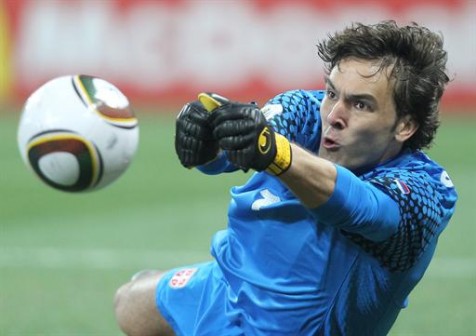 Serbia's goalkeeper Vladimir Stojkovic jumps for the ball during the Group D first round 2010 World Cup football match Australia vs. Serbia on June 23, 2010 at Mbombela Stadium in Nelspruit. AFP PHOTO / VALERY HACHE