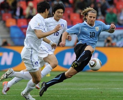 Uruguay's striker Diego Forlan (R) vies with South Korea's midfielder Ki Sung-Yueng (16) during the 2010 World Cup round of 16 match Uruguay vs South Korea on June 26, 2010 at Nelson Mandela Bay stadium in Port Elizabeth. NO PUSH TO MOBILE / MOBILE USE SOLELY WITHIN EDITORIAL ARTICLE AFP PHOTO / JUNG YEON-JE