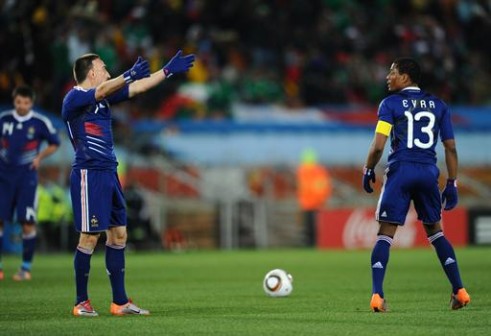 France's striker Franck Ribery (L) gestures next to France's defender Patrice Evra during the Group A first round 2010 World Cup football match France vs. Mexico on June 17, 2010 at Peter Mokaba stadium in Polokwane. - AFP PHOTO / CHRISTOPHE SIMON