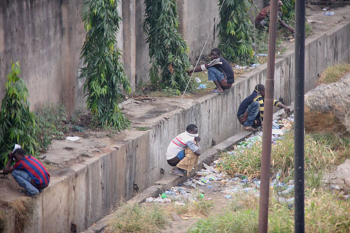 Area Boys defecating at Oshodi this morning. PHOTO: IDOWU OGUNLEYE.