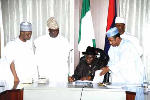 President Jonathan signing the electoral bill into law this morning in Abuja. PHOTO: STATE HOUSE.