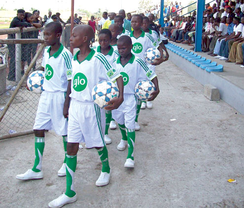 STILL ON HOLD… Ball boys file out before a Globacom Premier League match in Oleh, Delta State last season. The ball boys won’t see action for now as the Nigerian League has been postponed again. Photo: Tunde Oyedele.