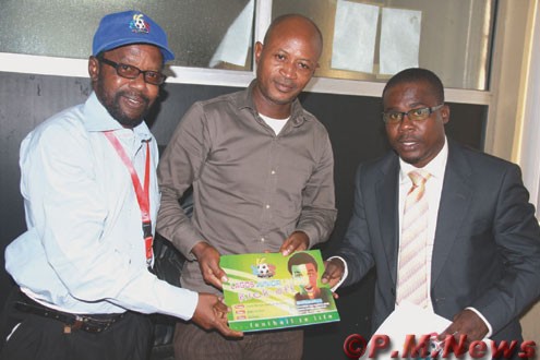 â€¢The Lagos Junior League Technical Director, Tunde Disu (left) and Executive Secretary, Barrister Aromire (right) present a brochure to the P.M.NEWS Sports Editor, Tunde Oyedele during their courtesy visit to the ICNL on Friday. Photo: Idowu Ogunleye.