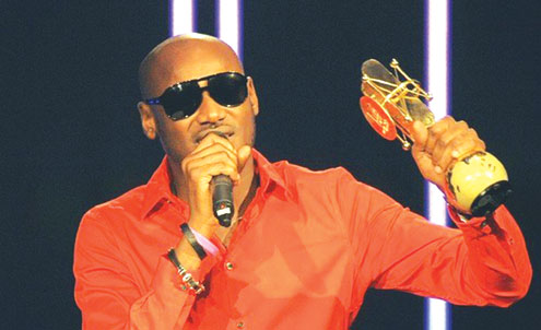 2face receiving  his award