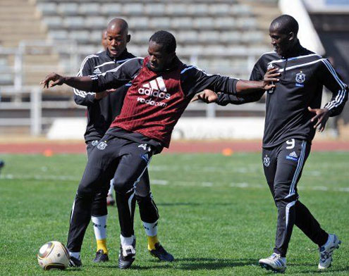 Getting Set…Nigerian Ezenwa Otorogu (middle) in training with his teammates at Orlando Pirates for the final of Telkom Cup in South Africa on Saturday night.