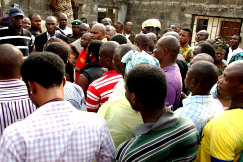 •Lagos State Governor, Babatunde Fashola monitoring the voter registration exercise at the weekend.