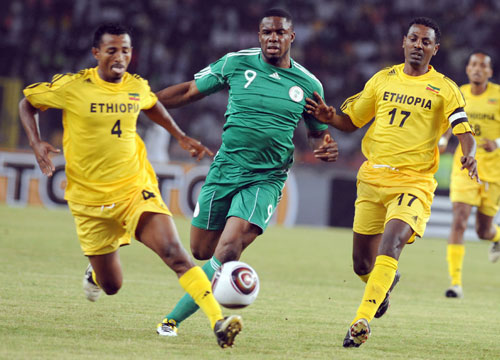 Super eagle’s striker, Victor Anichebe(m) struggles for the ball