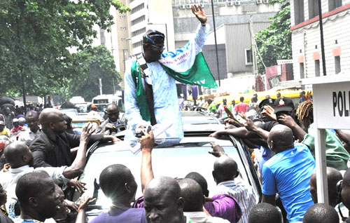 Governor Babatunde Fashola of Lagos State acknowledging cheers  from ACN supporters during his campaign in Lagos.