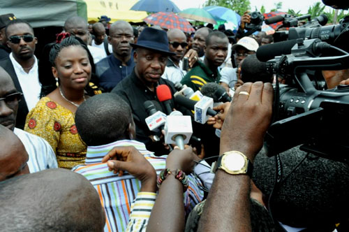 Gov.chibuike Amaechi and wife Dame Judith answering questions from newsmen shortly after casting their votes at ward 8 unit 14 ubima,lkwerre LGA,Rivers state.