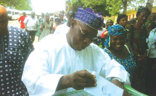 Obasanjo casting his vote