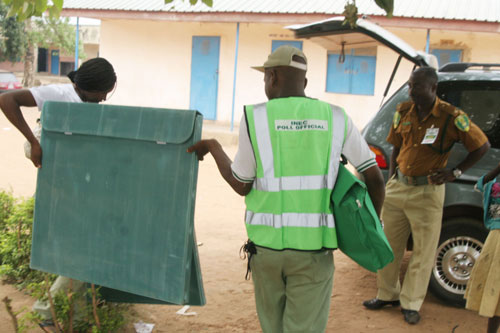 Officers, leaving the voters wards, after the cancelation of the Saturday 2, election.