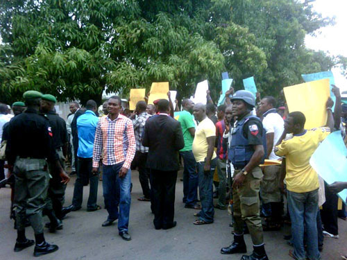 Police curtail angry ANPP supporters at INEC office in Lokoja, Kogi State capital Thursday.