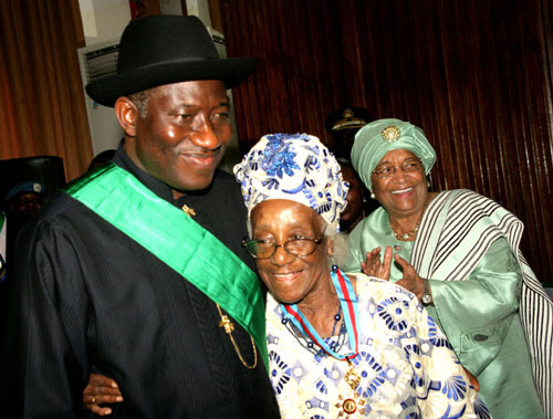 PRESIDENT GOODLUCK JONATHAN WITH A LIBERIAN AND AN NONAGENARIAN, 92 YEARS MRS EDITH REBECCA SHEPHERD AFTER SHE WAS CONFERED WITH A NATIONAL HONOUR BY LIBERIAN GOVERNMENT IN MOROVIA ON THURSDAY. RIGHT IS PRESIDENT. HELEN SIRLEAF JOHNSON OF LIBERIA. MRS. SHEPHERD STARTED HER NURSING CARRIER IN NIGERIA.