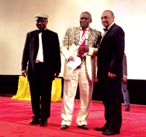 Olu Jacobs receiving his award