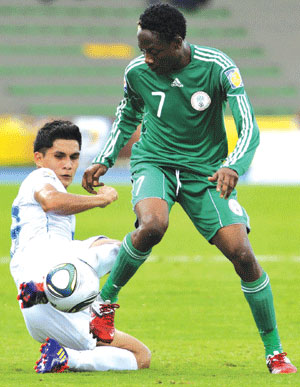 Flying Eagles’ Ahmed Musa (right) vies for the ball with Henry Lopez of Guatemala during their first group match in the ongoing U-20 World Cup in Colombia. Photo: AFP.