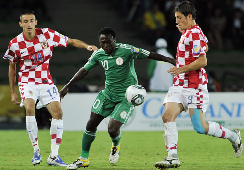 DRIBBLE…Nigeria’s Abdul Ajagun (middle) set to dribble Croatia’s Andrej Kramatic and Roberto Puncec during their FIFA U-20 World Cup second group match in Colombia early today. Nigeria won 5-2. Photo: AFP.