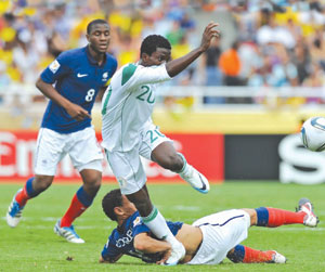 HARD TACKLE…France’s Francis Coquelin (bottom) tackles Nigeria’s captain, Ramon Azeez  during their quarter final match at the WYC in Colombia. INSET is the face of  Ramon Azeez. Photo: AFP.