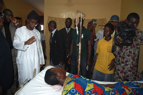 Osun State Governor, Ogbeni Rauf Aregbesola, consoling one of the armed roberry victims at some Banks in Ilesha, Biodun Oladele, during his visit to the Westely Guild Hospital, Ilesha, Osun State on Thursday 04-08-2011