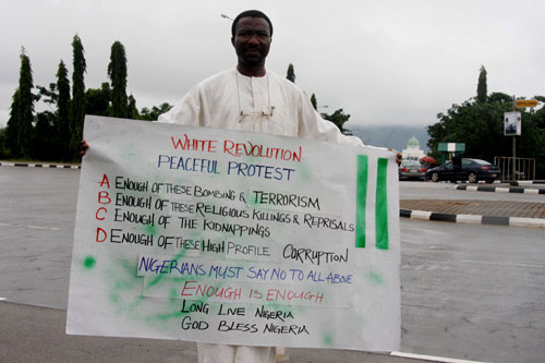 A one man protest at the National Assemble gate in Abuja this morning by Muhammad Alhaji Yakubu.