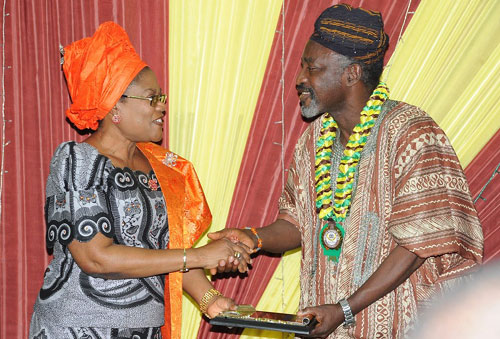 Osun State Deputy Governor, Chief  (Mrs.) Titi Laoye-Tomori presenting an Award of Honours on the Esa of Iragbiji, Chief Muraina Oyelami as one of the 20 selected  Cultural Icons who are indigenes of Osun State, after the presentation of Awards of Honours on them by the Osun State Government, marking the 20th Anniversary of the State in Osogbo on Wednesday 07-09-2011