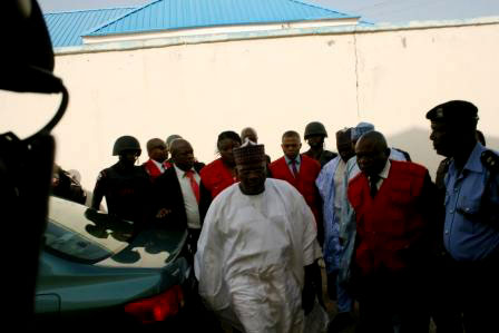 Ex-governoor Goje being taken to court by EFCC officials.