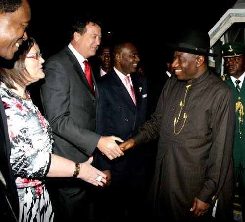 PRESIDENT GOODLUCK JONATHAN, FOREIGN AFFIARS MINISTER, AMB. OLUGBENGA ASHIRU (2ND FROM RIGHT) AND CHOGOM OFFICIALS DURING THE PRESIDENT’S  ARRIVAL AT THE AIRPORT IN PERTH.