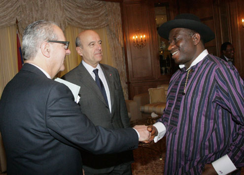 PRESIDENT GOODLUCK JONATHAN, VISITING FRENCH FOREIGN MINISTER, MR. ALAIN JUPPE AND FRENCE AMBASSADOR TO NIGERIA, MR. JEAN-MICHEL DUMOND AT THE STATE HOUSE IN ABUJA TODAY SATURDAY.