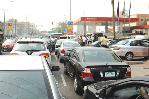 •Motorists queue to buy fuel at a Total filling station at Ikoyi district of Lagos. Most filling stations in Lagos metropolis and other parts of the country have run out fuel supply. The scarcity has caused untold hardship to workers who resumed work early yesterday after a week strike spearheaded by the organised labour to protest the scrapping of oil subsidy by the government.  AFP PHOTO.