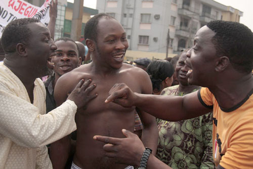 Seun Kuti (m) with friends at the rally.