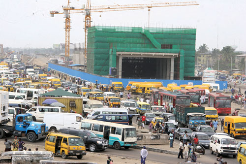 Heavy traffic build-up on the Lagos-Badagry Expressway while the fire raged.