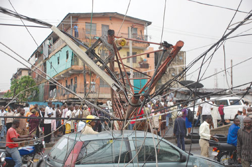 •A mast fell on a car at Obalende during a storm this morning.