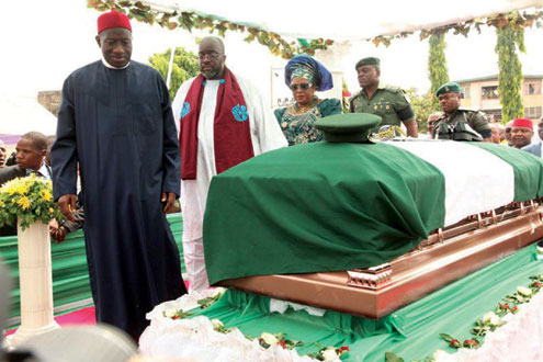 •President Jonathan, his wife, Patience, and Chukwuemeka Ojukwu Jnr, paying their last respect to Chukwuemeka Odumegwu Ojukwu at Nnewi.