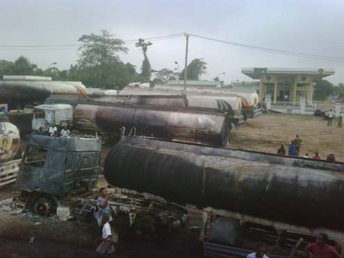 Trucks gutted by fire in Ibadan this morning. Photos… Gbenro Adesina