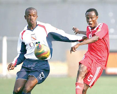 •Flashback...Tendai Gwata of Monomotapo FC and Ikechukwu Ibenegbu in action during their previous CAF Confederation Cup.