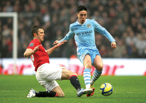 TACKLED…Samir Nasri of Manchester City (r) is challenged by Michael Carrick of Manchester United during one of their matches. Both teams clash again tonight.