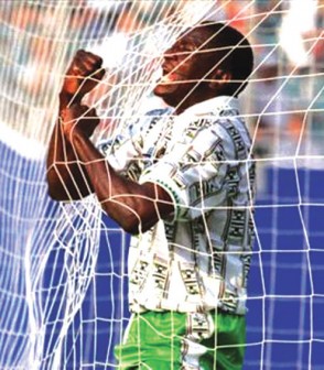 •FLASH BACK...Former Super Eagles striker, Rashidi Yekini, celebrating Nigeria’s first World Cup goal at USA ‘94