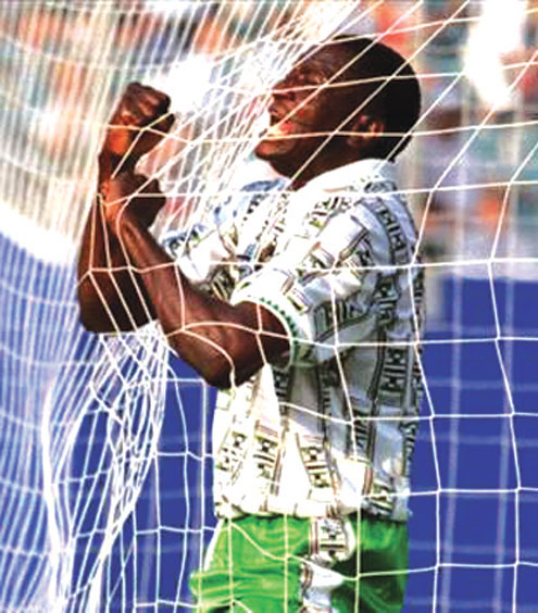 •FLASH BACK…Former Super Eagles striker, Rashidi Yekini, celebrating Nigeria’s first World Cup goal at USA ‘94.