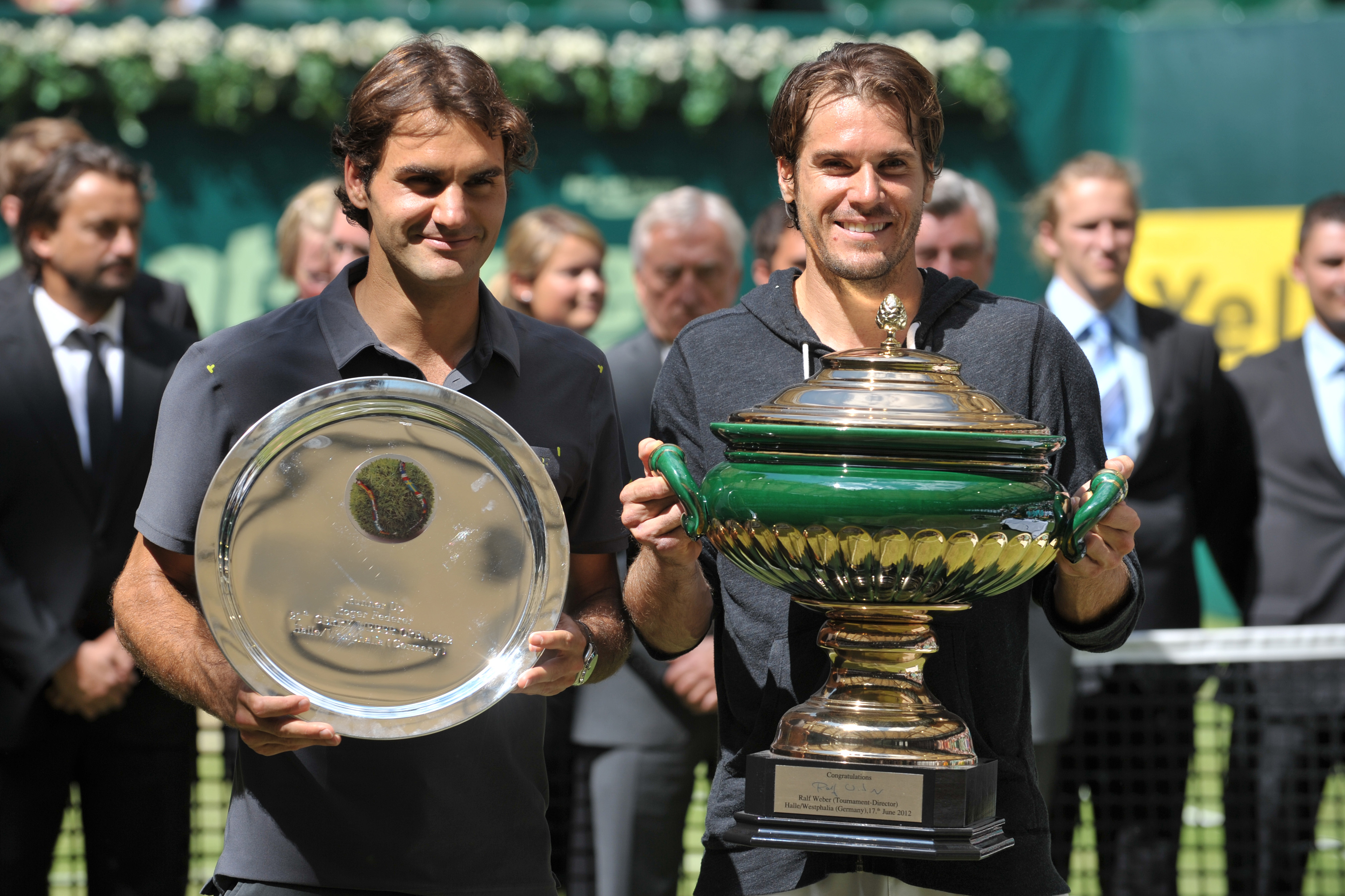 Haas thrashes Federer in Halle final