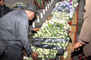 jonathan lays wreath for Zenawi