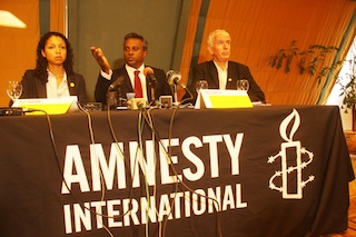R-L-Steve Crawshaw, Salil Shetty, Secretary General of Amnesty International and Lucy Freeman (1)