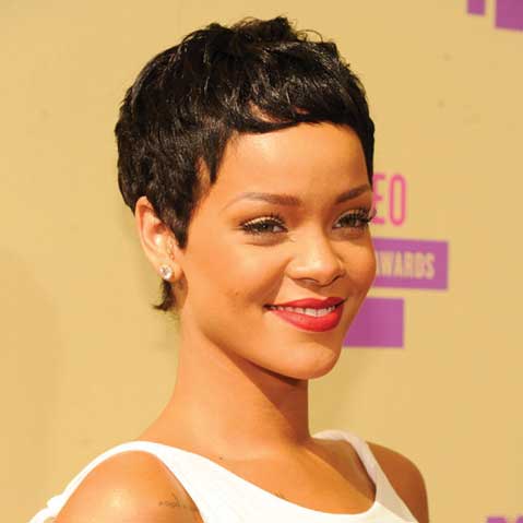 New Look… Rihanna cut off her long wavy hair for super cut.