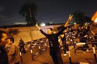 Egypt: a demonstrator flashes the V-sign