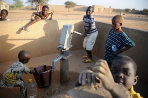 malian children pumping water in Gao: education disrupted by war