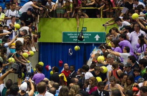 A show of Nadal mania in Brazil: fans in a crsuh to get his autograph