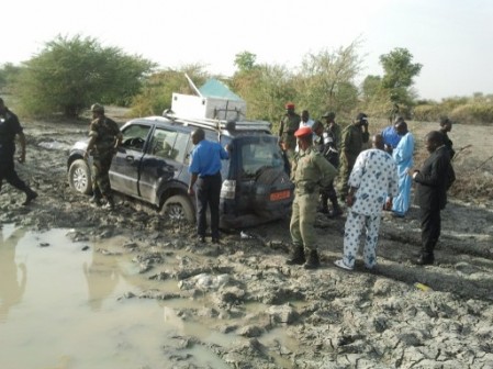 cameroonian-gendarmes around the-four-wheeler-of-the French family-of-7-kidnapped-near-Nigeria.