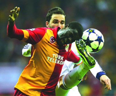 DANGEROUS PLAY: Real Madrids Argentinian forward Gonzalo Higuain (right) hits the ball against the head of Galatasarays