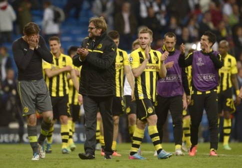 Dortmund's head coach Juergen Klopp (2nd L), celebrate with team members