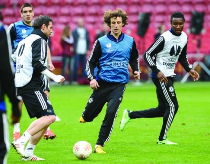 GETTING SET... Chelsea's English midfielder Frank Lampard (left) and defender David Luiz (centre) with Nigerian John Mikel Obi take part in a training session at the Amsterdam Arena in Amsterdam yesterday ahead of their Europa League final against Benfica. AFP PHOTO