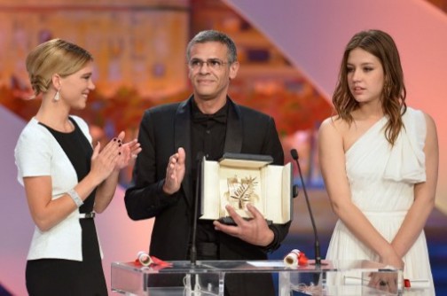 French-Tunisian director Abdellatif Kechiche (C) poses on stage on May 26, 2013 with his Palme d'Or, flanked by French actresses Lea Seydoux (L) and Adele Exarchopoulos,